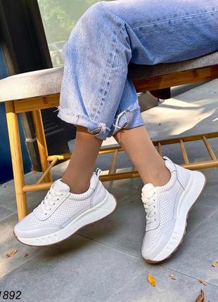 Женские стильные белые кроссовки из натуральной кожи9 фото