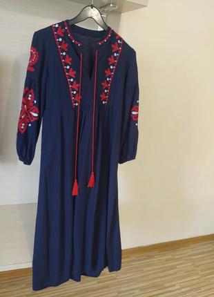 Вышитое платье