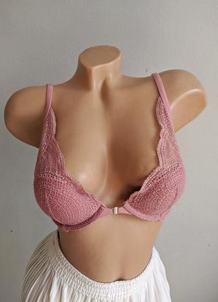Бюстгальтер с поролоновою чашкою.