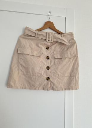 Бежевая мини-юбка с пуговицами стильная юбка с поясом и пуговицами джинсовая юбка с накладными карманами короткая юбка1 фото