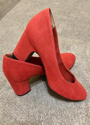 Шикарні туфлі червоного кольору!3 фото