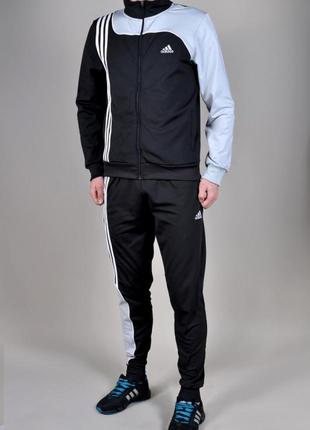 Спортивный костюм adidas.
