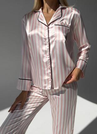 Женская розовая шелковая пижама victoria's secret в белой полоске.