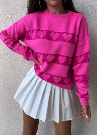Яркий свитер сердечко