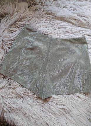 Блестящие шорты-юбка на запах4 фото