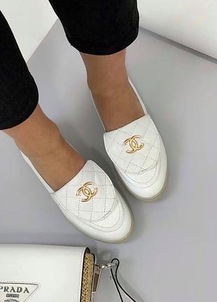 Белые женские кожаные лоферы туфли на низком ходу слипоны в стиле шанель chanel