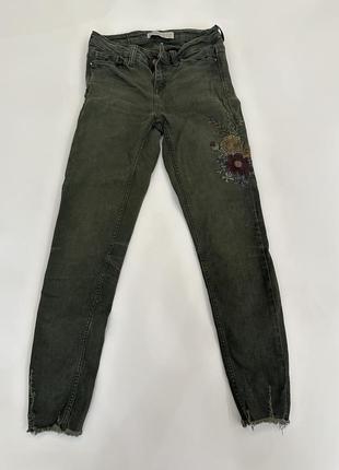 Джинсы zara c вышивкой плотные