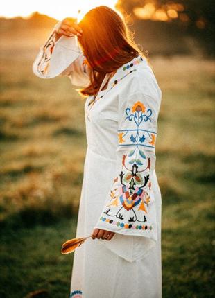Платье с яркой вышивкой в украинском стиле1 фото