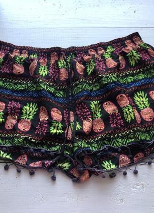 Яркие шортики с ананасами