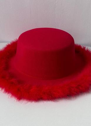 Шляпа канотье с устойчивыми полями (6 см) украшенная перьями fuzzy красная