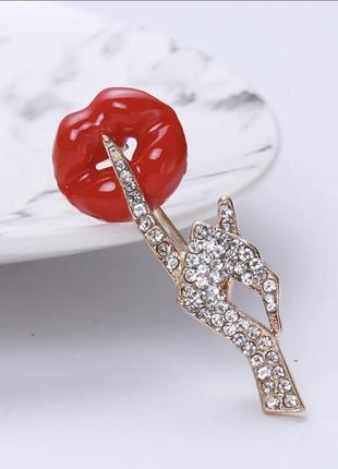 Неймовірна брошка