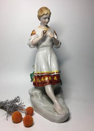 Вінтажна порцелянова статуетка фігурка дівчини, що ворожіння на квітці н1080