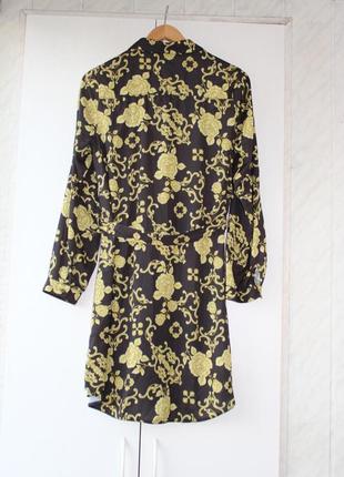 Яркое атласное платье-рубашка с принтом "барокко"3 фото