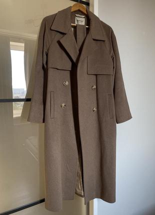 Шерстяное длинное пальто бежевого цвета1 фото