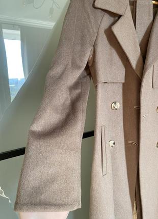 Шерстяное длинное пальто бежевого цвета3 фото