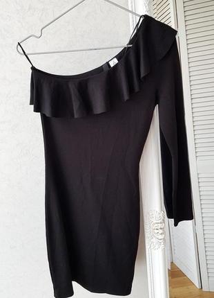 Черное платье на один рукав с воланом5 фото