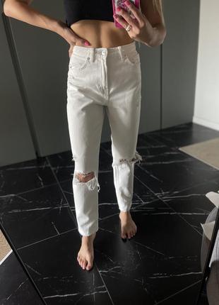 Белые джинсы bershka