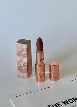 Коричнева нюдова матова помада для губ the super nudes matte revolution - super fabulous lipstick charlotte tilbury1 фото