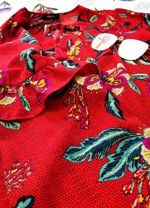 Шикарная красная блуза в цветочный принт с рюшами от papaya10 фото