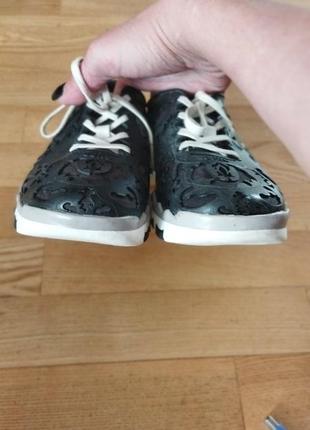 Кроссовки ccilucell резиновые.