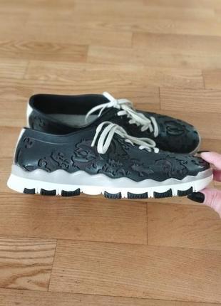 Кроссовки ccilucell резиновые.