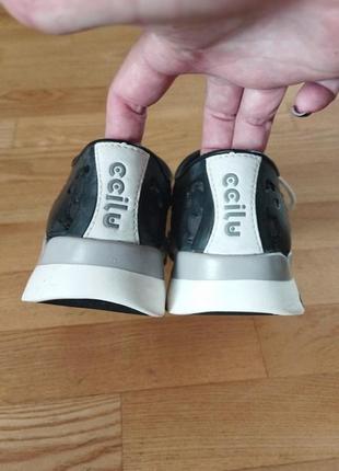 Кроссовки ccilucell резиновые.