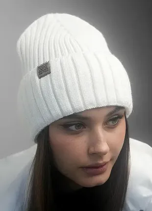 Жіноча молодіжна стильна біла шапка з нашивкою1 фото