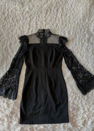 Черное платье с кружевным красивым рукавом