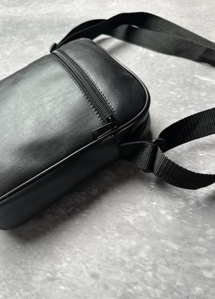 Мужская сумка через плечо адидас с черным логотипом5 фото