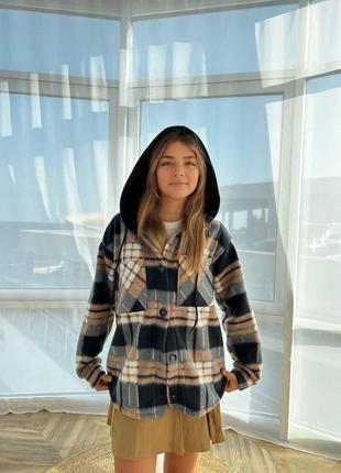 Теплая женская рубашка в клетку с капюшоном свободного кроя оверсайз