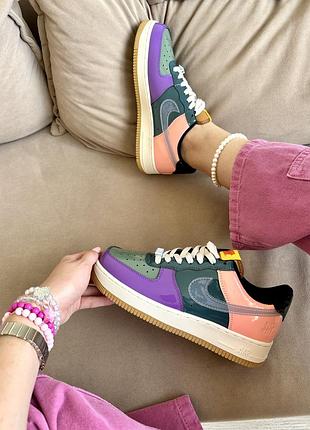 Кроссовки This Nike Air Force 1 Low takes on a dominate Black base x undefeated