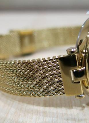 Стильні жіночі годинники відомого бренду.4 фото