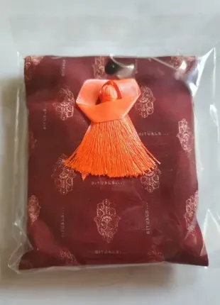 Парфумоване саше для гардероба та речей з ароматом індійської троянди rituals ayurveda sachet (1 шт.)5 фото