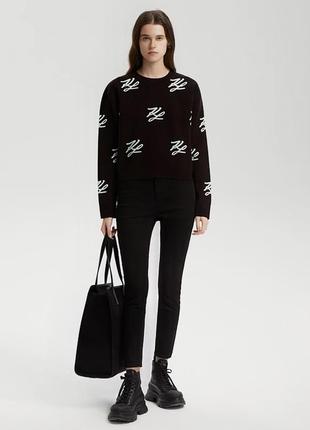 Чорний жіночий светр із літерами karl lagerfeld