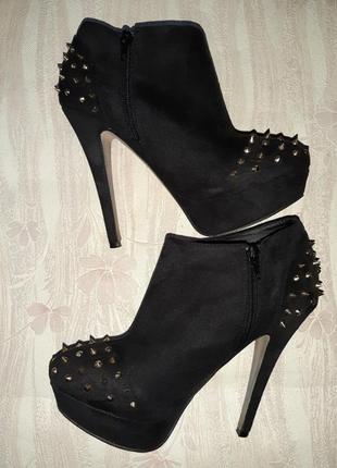Чёрные ботильоны на высоком каблуке носок и пятка в аккуратных шипах8 фото