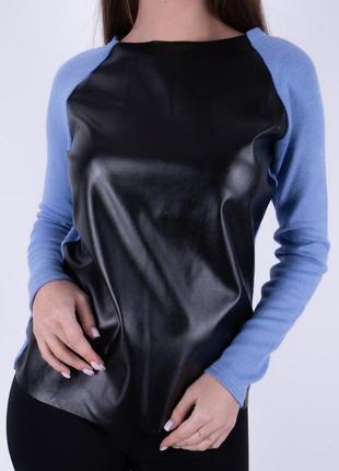 Женский свитер с кожей голубой1 фото