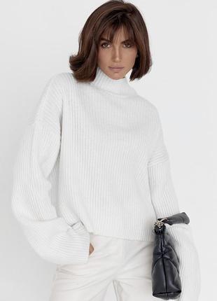Однотонный женский свитер oversize фасона