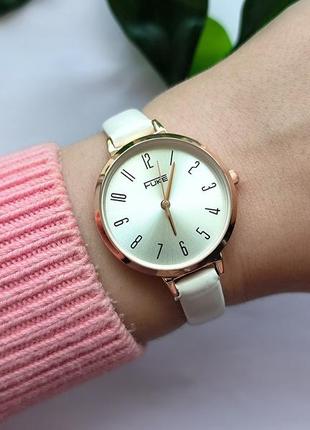 Наручний годинник жіночий шкіряний ремінець в білому кольорі5 фото