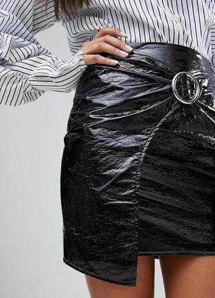 Лаковая юбка с пряжкой3 фото