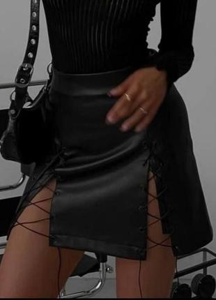 Черная кожаная мини юбка со шнуровкой и разрезами🔥5 фото