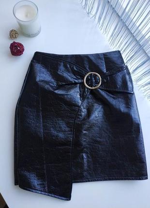 Лаковая юбка с пряжкой5 фото