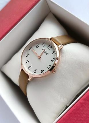 Наручные часы женский кожаный ремешок в карамельном цвете3 фото