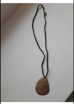 Кулон на замшевом шнурке,next,винтаж. нат ракушка.