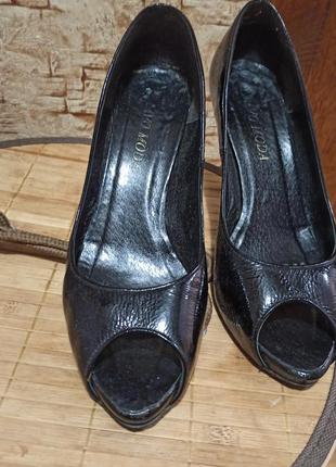 Красивые лакированные туфли с открытым носиком, шпилька 383 фото