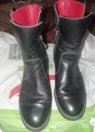 Стильные крутые ботинки,сапоги,чоботи чёрные с красным внутри с цепочкой1 фото
