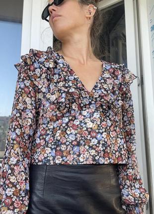 Блуза рубашка в цветочный принт с рюшами с открытой спиной кроп топ2 фото