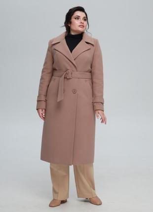 Длинное женское двубортное пальто цвета капучино с отложным воротником1 фото