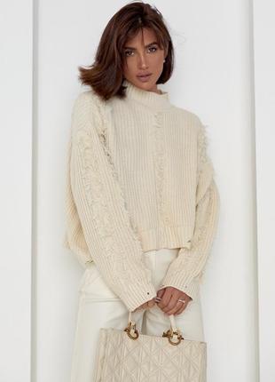 Женский свитер с рваным эффектом и бахромой3 фото