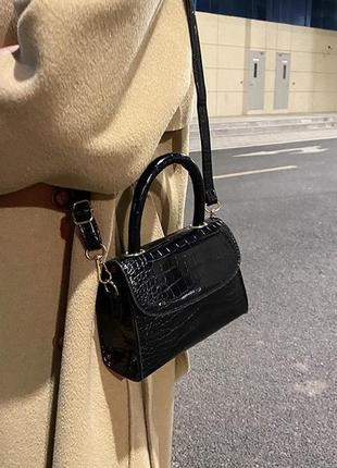 Женская сумочка на ремешке кросс-боди черная5 фото