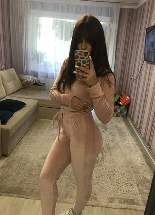 Велюровый розовый костюм
